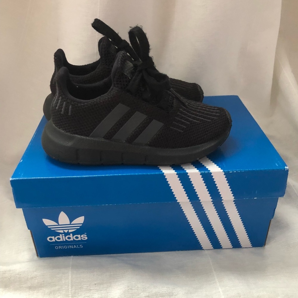 Toddlers addidas gym shoes